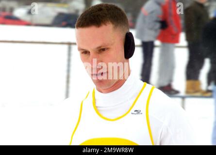 040208-M-0267C-006. US Marine corps (USMC) Major (MAJ) Thomas Blackwell, membre de l'équipe All Marine Cross Country Team, participe à la course masculine de 12k lors du Championnat d'hiver des forces armées qui s'est tenu à Indianapolis, Indiana (IN). Banque D'Images