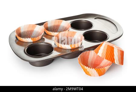 Plaque de cuisson à muffins avec papier sur fond blanc Banque D'Images