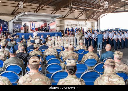 ÉTATS-UNIS Le chef d'état-major de la Force aérienne, le général CQ Brown Jr., parle lors de la cérémonie de changement de commandement de l'éducation et de l'entraînement aériens à la base conjointe San Antonio-Randolph, Texas, 20 mai 2022. Brown présida la cérémonie, à laquelle U.S. Le lieutenant-général de la Force aérienne Brad Webb a abandonné le commandement aux États-Unis Lieutenant-général de la Force aérienne Brian Robinson. Robinson est le commandant de l'AETC de 35th et est maintenant responsable d'un commandement qui comprend le Service de recrutement de la Force aérienne, deux Forces aériennes numérotées et l'Université de l'Air, formant plus de 293 000 étudiants par année avec environ 60 000 en service actif, Réserve, Garde, civil et c Banque D'Images