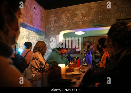 Téhéran, Téhéran, Iran. 18th janvier 2023. Le musicien iranien Alin Joharchi se produit dans un café du centre-ville de Téhéran, en Iran, sur 18 janvier 2023. (Credit image: © Rouzbeh Fouladi/ZUMA Press Wire) USAGE ÉDITORIAL SEULEMENT! Non destiné À un usage commercial ! Banque D'Images