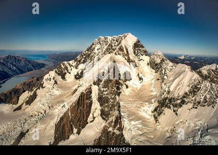 Vue sur le sommet enneigé du mont Cook d'Aoraki avec les sommets environnants et les lacs alpins Banque D'Images