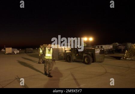 À la base aérienne de Shaw (AFB), en Caroline du Sud (SC), le personnel de la US Air Force (USAF) déplace les palettes et la cargaison en place pendant une inspection opérationnelle de la base (ORI). Base: Shaw Air Force base État: Caroline du Sud (SC) pays: États-Unis d'Amérique (USA) Banque D'Images