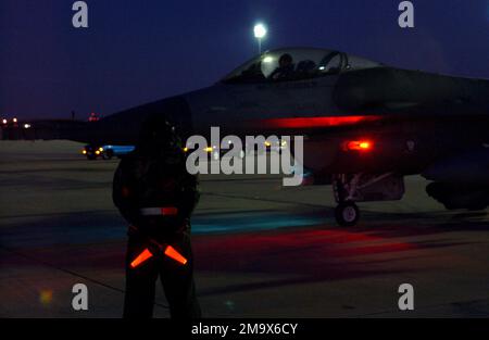 Un chef d'équipage non identifié de l'US Air Force (USAF), du 77th Fighter Squadron (FS), de la base aérienne de Shaw (AFB), en Caroline du Sud (SC), dirige un faucon Fighting Faucon 16 Fighting dans une mission tôt le matin. Base: Shaw Air Force base État: Caroline du Sud (SC) pays: États-Unis d'Amérique (USA) Banque D'Images