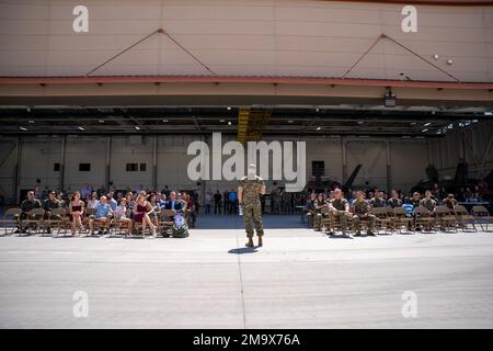 ÉTATS-UNIS Le lieutenant-colonel Joseph freshOur du corps maritime, directeur des essais opérationnels d'éclairage II F-35B, Escadron d'essais et d'évaluation opérationnels maritimes 1 (VMX-1), s'adresse à ses invités lors de sa cérémonie de retraite à la station aérienne du corps maritime Yuma, Arizona, 20 mai 2022. Dans ses 19 années à l'USMC fresOur s'est développé au-delà de tout ce qu'il pensait possible quand il était un adolescent et de commencer son voyage militaire. De l'honneur de servir comme commandant, au service avec Marines au combat, fresOur a surmonté les défis qui ont fait de lui ce qu'il est aujourd'hui. Banque D'Images