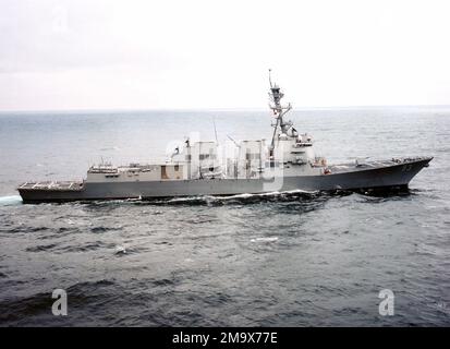 Vue latérale à tribord de la US Navy (USN) ARLEIGH BURKE CLASS (VOL IIA), DESTROYER DE MISSILE GUIDÉ (AEGIS), USS CHUNG-HOON (DDG 93), en cours dans le golfe du Mexique pendant les essais en mer du constructeur. Pays: Golfe du Mexique Banque D'Images