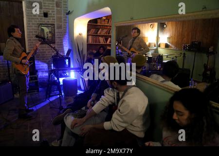 Téhéran, Téhéran, Iran. 18th janvier 2023. Le musicien iranien Alin Joharchi se produit dans un café du centre-ville de Téhéran, en Iran, sur 18 janvier 2023. (Credit image: © Rouzbeh Fouladi/ZUMA Press Wire) USAGE ÉDITORIAL SEULEMENT! Non destiné À un usage commercial ! Banque D'Images