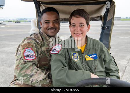 Le Sgt Jerry Dunn, chef de commandement de l'escadre de transport aérien 374th, et le colonel Julie Gaulin, vice-commandant de l'AW 374th, posent pour la photo à la base aérienne de Yokota, au Japon, au 21 mai 2022, pendant le Festival d'amitié américano-japonaise 2022. En raison de la pandémie de COVID-19, le festival de cette année marque la première fois que Yokota organise l'événement annuel depuis 2019. Banque D'Images