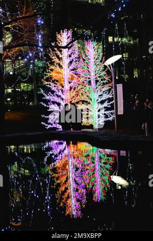 Londres, Royaume-Uni. 18th janvier 2023. Le Winter Lights Festival revient à Canary Wharf avec 22 installations intérieures et extérieures de néon et de LED pour les visiteurs à apprécier sur un sentier immersif. Crédit : onzième heure Photographie/Alamy Live News Banque D'Images