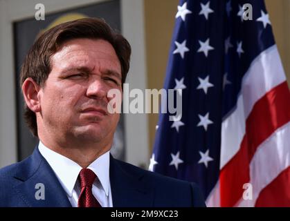 Daytona Beach Shores, États-Unis. 18th janvier 2023. Gov. Floride Ron DeSantis tient une conférence de presse pour annoncer le prix de $100 millions pour le rétablissement de la plage à la suite des ouragans Ian et Nicole à Daytona Beach Shores, en Floride. Le financement appuiera des projets de nutrition des plages dans 16 comtés côtiers, le comté de Volusia durement touché recevant la plus grande subvention, soit plus de $37 millions. Crédit : SOPA Images Limited/Alamy Live News Banque D'Images