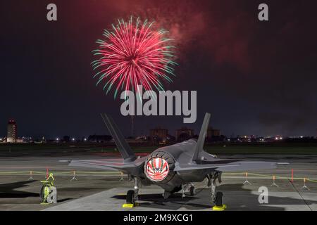 Un chasseur interarmées de la Force aérienne japonaise d'autodéfense F-35A Lightning II affecté à l'escadron de combat tactique 301st se trouve sur la ligne de vol de la base aérienne de Yokota, au Japon, en 21 mai 2022, pendant l'exposition de feux d'artifice du Festival de l'amitié américano-japonais. En raison de la pandémie de COVID-19, le festival de cette année marque la première fois que Yokota organise l'événement annuel depuis 2019. Le festival vise à accroître les relations bilatérales entre les communautés américaines et japonaises et permet aux gens de voir directement les capacités militaires américaines et japonaises. Banque D'Images