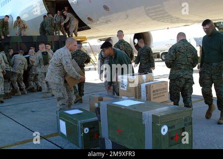 LES Marines du corps DES Marines DES ÉTATS-UNIS (USMC) affectées à l'escadron de soutien de l'escadre Marine Two Seven Three (MWSS-273), chargent leur équipement sur une compagnie aérienne commerciale à la Station aérienne du corps des Marines (MCAS) Beaufort, en Caroline du Sud (SC), en préparation d'un déploiement en Irak, à l'appui de l'opération LIBERTÉ IRAQUIENNE. LES Marines du corps DES Marines DES ÉTATS-UNIS (USMC) affectées à l'escadron de soutien de l'escadre Marine Two Seven Three (MWSS-273), chargent leur équipement sur une compagnie aérienne commerciale à la Station aérienne du corps des Marines (MCAS) Beaufort, en Caroline du Sud (SC), en préparation d'un déploiement en Irak, à l'appui de l'opération LIBERTÉ IRAQUIENNE. Banque D'Images
