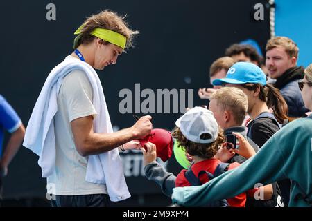 Melbourne, Australie, 19th janvier 2023. Le joueur de tennis Alexander Zverev d'Allemagne signe des autographes après une séance d'entraînement au Grand Chelem de tennis australien à Melbourne Park. Crédit photo: Frank Molter/Alamy Live News Banque D'Images