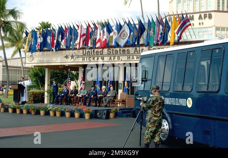 040219-F-8109E-004. [Complet] Légende de la scène: L'aumônier des écoles de Kamehameha donne une bénédiction à un autobus hydro-électrique alimenté par pile à combustible sur la base aérienne de Hickam (AFB), Hawaii (HI). Orateurs sur la plateforme, de gauche à droite, le colonel (col) de l'US Air Force (USAF) Raymond Torres, commandant de l'aile Airlift 15th (AW), le sénateur américain Daniel K. Inouye pour Hawaii (HI), le docteur Philip Bossert, directeur exécutif et CHEF de la direction de la High Technology Development Corporation, col David Nakayama, Directeur de l'équipement de soutien et de la gestion des véhicules, WR-ALC, Carl Perry, chef de la direction Enova Systems et Pierr Banque D'Images