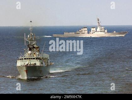 La frégate de patrouille de classe Halifax de la Marine canadienne son navire canadien Majestys (NCSM) TORONTO (FFH 333) (à gauche) et le destroyer de missile guidé de la Marine américaine (USN) USS BULKELEY (DDG 84) lors de manoeuvres en mer. Pays : inconnu Banque D'Images