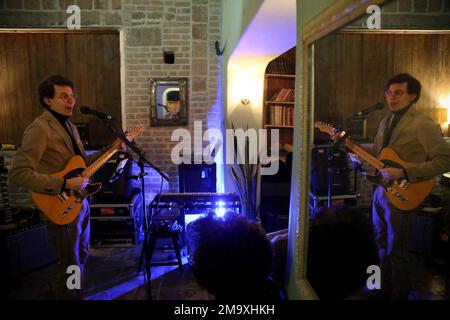 Téhéran, Téhéran, Iran. 18th janvier 2023. Le musicien iranien Alin Joharchi se produit dans un café du centre-ville de Téhéran, en Iran, sur 18 janvier 2023. (Credit image: © Rouzbeh Fouladi/ZUMA Press Wire) USAGE ÉDITORIAL SEULEMENT! Non destiné À un usage commercial ! Banque D'Images