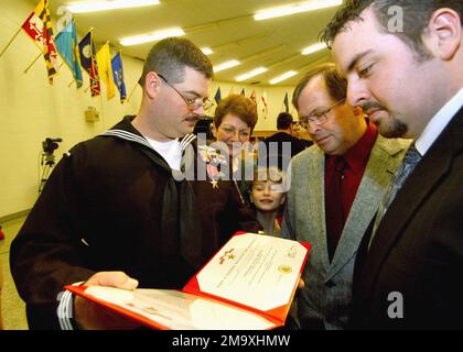 040223-N-5576W-005. [Complete] Scene Caption: US Navy (USN) Hospital Corpsman second Class (HM2) Alan Dementer présente à sa famille son certificat de médaille d'étoile de bronze à la suite de la cérémonie de remise des prix qui s'est tenue à bord de l'école du corps de l'hôpital naval, Great Lakes, Illinois (il). USN HM3 Dementer, qui fait maintenant partie du personnel du commandement de formation, a reçu le prix pour des actions démontrées sur 26 mars 2003, lorsque LE PETIT officier (PO) Dementer a été mis en feu à Nasariyah, Irak, alors qu'il a été affecté au deuxième Bataillon (BN), 8th Marines, Force opérationnelle (TF) Tarawa, Force expéditionnaire maritime (MEF). Sous le feu et blessé par un haussement d'épaules Banque D'Images