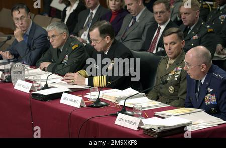 040225-F-3050V-205. [Complete] Scene Caption: De gauche à droite, le sous-secrétaire américain à la Défense pour le personnel et l'état de préparation (USDPR) David S. C. Chu, Vice-CHEF d'ÉTAT-MAJOR (VCS) général (GEN) George W. Casey Jr., US Navy (USN) Naval Operations (USNO) Vice-AMIRAL EN CHEF (VCADM) Michael G. Mullen, Commandant adjoint du général (GEN) du corps des Marines des États-Unis (USMC) William L. Nyland et du Vice-CHEF D'ÉTAT-MAJOR (VCS) de la Force aérienne des États-Unis (USAF), le général (GEN) T. Michael Moseley, répondent aux questions au cours d'une audition du sous-comité des services armés du Sénat (SASS) sur le personnel au sujet du ministère de la Défense Banque D'Images