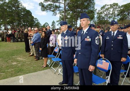 040304-F-3983J-019. [Complet] Légende de la scène: US Air Force (USAF) Brigadier-général (BGÉN) John Folkerts (avant gauche), vice-commandant, Commandement des opérations spéciales de la Force aérienne (AFSOC), et sergent-CHEF (CMSGT) Howard J. Mowry (avant droit), sergent-CHEF de commandement (CCM), AFSOC, sont à l'attention pendant le 4 mars 2004, Cérémonie de changement de nom dédiant la SRA Jason D. Cunningham AIRMAN leadership School à la base aérienne de Moody (AFB), Géorgie (GA), en l'honneur de L'AVIATEUR PRINCIPAL (SRA) Jason D. Cunningham, Paraeman, 38th escadron de sauvetage (RS), 347th escadre de sauvetage (RW), Moody AFB, qui était Banque D'Images