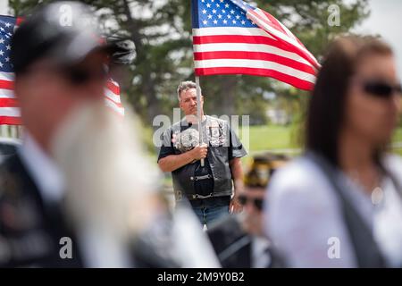 Après 72 ans, le PFC Kenneth LeRoy Bridger a finalement été mis au repos et la fermeture a été donnée à sa famille lors d'une cérémonie de remise des honneurs militaires à Twin Falls, Idaho, sur 21 mai. Bridger a été signalé comme manquant en action le 30 novembre 1950, alors qu'il servait aux côtés de ses collègues troupes américaines pendant la guerre contre la Corée du Nord. Les restes de Bridger ont été identifiés le 26 janvier 2022. Bridger n'avait que 17 ans lorsqu'il a disparu et était membre de la Compagnie K, 3rd Bataillon, 31st Infantry Regiment, 7th Infantry Division. Il s'est enrôla aux États-Unis Armée de Colville, Washington, mais son restant Banque D'Images