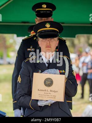 Après 72 ans, le PFC Kenneth LeRoy Bridger a finalement été mis au repos et la fermeture a été donnée à sa famille lors d'une cérémonie de remise des honneurs militaires à Twin Falls, Idaho, sur 21 mai. Bridger a été signalé comme manquant en action le 30 novembre 1950, alors qu'il servait aux côtés de ses collègues troupes américaines pendant la guerre contre la Corée du Nord. Les restes de Bridger ont été identifiés le 26 janvier 2022. Bridger n'avait que 17 ans lorsqu'il a disparu et était membre de la Compagnie K, 3rd Bataillon, 31st Infantry Regiment, 7th Infantry Division. Il s'est enrôla aux États-Unis Armée de Colville, Washington, mais son restant Banque D'Images