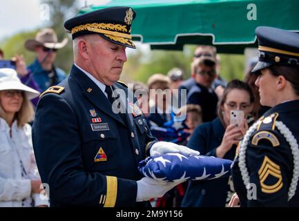 Après 72 ans, le PFC Kenneth LeRoy Bridger a finalement été mis au repos et la fermeture a été donnée à sa famille lors d'une cérémonie de remise des honneurs militaires à Twin Falls, Idaho, sur 21 mai. Bridger a été signalé comme manquant en action le 30 novembre 1950, alors qu'il servait aux côtés de ses collègues troupes américaines pendant la guerre contre la Corée du Nord. Les restes de Bridger ont été identifiés le 26 janvier 2022. Bridger n'avait que 17 ans lorsqu'il a disparu et était membre de la Compagnie K, 3rd Bataillon, 31st Infantry Regiment, 7th Infantry Division. Il s'est enrôla aux États-Unis Armée de Colville, Washington, mais son restant Banque D'Images