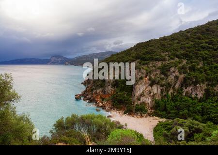 Plage de sable sur une côte rocheuse près de Cala Gonone, Sardaigne. Banque D'Images