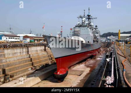 Une vue de l'arc du port de la marine américaine (USN) CLASSE TICONDEROGA: Guided missile Cruiser (Aegis), USS COWPENS (CG 63), comme le navire reste à l'intérieur du quai sec, à Yokosuka, Japon, après avoir terminé la période de neuf semaines de disponibilité restreinte sélectionnée sur le quai sec de la Force de réparation des navires (SRF). Base: Hôpital naval, Yokosuka pays: Japon (JPN) Banque D'Images