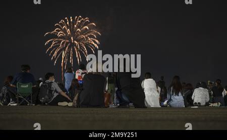 Les spectateurs regardent des feux d'artifice au cours du Festival d'amitié nippo-américain 2022, à la base aérienne de Yokota, au Japon, au 21 mai 2022. Le festival de deux jours a été l'occasion pour les visiteurs d'en apprendre davantage sur le partenariat bilatéral entre les États-Unis et le Japon, tout en renforçant les liens entre Yokota et les communautés locales. Yokota a pu accueillir l'événement avec le soutien de la Force d'autodéfense du Japon, des services de sa sœur et de la communauté locale. Banque D'Images