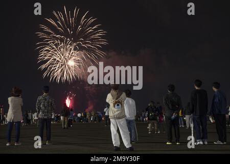 Les spectateurs regardent des feux d'artifice au cours du Festival d'amitié nippo-américain 2022, à la base aérienne de Yokota, au Japon, au 21 mai 2022. Le festival de deux jours a été l'occasion pour les visiteurs d'en apprendre davantage sur le partenariat bilatéral entre les États-Unis et le Japon, tout en renforçant les liens entre Yokota et les communautés locales. Yokota a pu accueillir l'événement avec le soutien de la Force d'autodéfense du Japon, des services de sa sœur et de la communauté locale. Banque D'Images