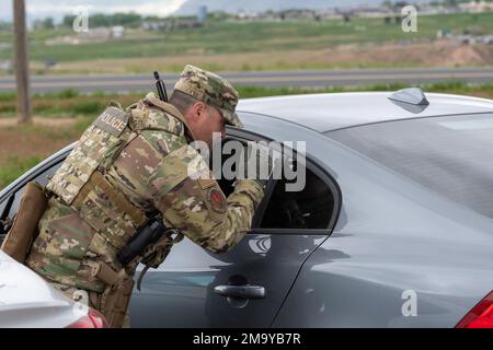 Le sergent technique Shawn Thacker, sergent de vol du 366th escadron des forces de sécurité, inspecte les véhicules pour les entités simulées non autorisées et les possessions potentiellement dangereuses pendant l'exercice Raging Gunfighter 22-2 à la base aérienne Hill, Utah, 20 mai 2022. Raging Gunfighter démontre la capacité de l’Armée de l’Air à agir de manière décisive partout et à tout moment, tout en soulignant sa compétence stratégique face à nos adversaires potentiels proches de ses pairs. Banque D'Images