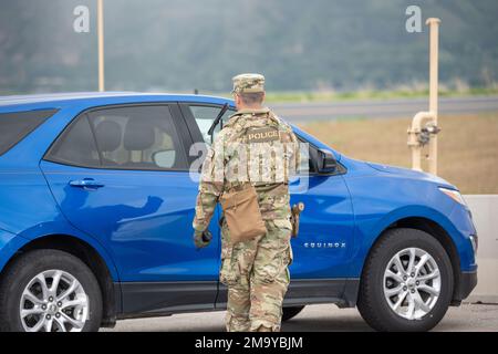 Le sergent technique Shawn Thacker, sergent de vol du 366th escadron des forces de sécurité, inspecte les véhicules pour les entités simulées non autorisées et les possessions potentiellement dangereuses pendant l'exercice Raging Gunfighter 22-2 à la base aérienne Hill, Utah, 20 mai 2022. Raging Gunfighter démontre la capacité de l’Armée de l’Air à agir de manière décisive partout et à tout moment, tout en soulignant sa compétence stratégique face à nos adversaires potentiels proches de ses pairs. Banque D'Images