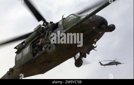 Une paire de la Force aérienne américaine (USAF) HH-60G Pave Hawks, 64th Expeditionary Rescue Squadron (ERS), base aérienne de Balad (AB), Irak, en vol pendant l'opération LIBERTÉ IRAQUIENNE. Objet opération/série: BASE IRAQUIENNE POUR LA LIBERTÉ: Base aérienne de Balad pays: Irak (IRQ) Banque D'Images