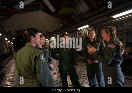 Des aviateurs des ailes de transport aérien 437th et 315th se sont réunis pour un bref survol d'un C-17 Globemaster III à Portland, Oregon, avant de décoller pour soutenir le salon international de l'aviation de l'Oregon 21 mai. Le salon international de l’aviation de l’Oregon est le plus grand événement aéronautique de l’État de l’Oregon depuis 1988. Banque D'Images