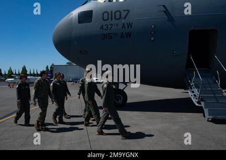 Des aviateurs des ailes de transport aérien 437th et 315th embarquent à bord d'un C-17 Globemaster III à Portland, Oregon, avant de décoller pour soutenir le salon international de l'aviation de l'Oregon 21 mai. Le salon international de l’aviation de l’Oregon est le plus grand événement aéronautique de l’État de l’Oregon depuis 1988. Banque D'Images