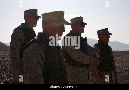 040401-M-9362G-001. [Complet] Légende de la scène: US Marine corps (USMC) Brigadier général (BGÉN) Christian B. Cowdrey (deuxième à partir de la droite), Commandant général (CG), Marine corps Air Ground combat Centre (MCAGGC) / Marine Air Force Task Training Command (MGTFTC) (MCAGCC/MGTFTC), Twentynine Palms, Californie (CA); capitaine de droite (CPT) Colonel de l'USMC (col) James D. Nichols (à gauche), commandant de la base, MCAGCC, Twentynine Palms, CA; Et le sergent-major de l'USMC (SGM) James Ricker (deuxième à partir de la gauche) Écoutez un bref de tir en direct avant d'aller observer un niveau d'entreprise Banque D'Images