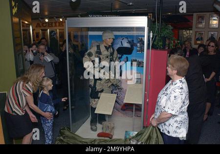 040406-F-2522R-009. [Complete] Scene Caption: Il s'agit de l'exposition commémorative officielle en hommage au sergent technique (TSGT) de la US Air Force (USAF) John A. Chapman, contrôleur de combat, 24th Special Tactics Squadron (STS), à l'intérieur du Heritage Hall (BLDG 1210), base aérienne Maxwell-Gunter (AFB), Alabama (AL). Les trois dignitaires au premier plan sont (de gauche à droite): Mme Valerie Chapman, femme de TSGT Chapmans; Madison Chapman, sa fille; et Mme Terry Giaccone, sa mère. TSGT Chapman a été tué dans les hautes terres de l'est de l'Afghanistan lors du sauvetage DU PHOQUE de la marine américaine (USN) Neil R Banque D'Images