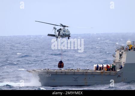 220521-O-NR876-082 MER DES PHILIPPINES (21 mai 2022) un hélicoptère MH-60s Seahawk, affecté à l'Escadron de combat de la mer (HSC) 21, détachement 8, transporte des palettes de fournitures du navire de combat littoral de la classe Independence USS Charleston (LCS 18) au destroyer de la classe Arleigh Burke USS Sampson (DDG 102). Charleston, qui fait partie du Destroyer Squadron (DESRON) 7, est sur un déploiement rotatif, opérant dans la zone d'exploitation de la flotte américaine 7th pour améliorer l'interopérabilité avec les partenaires et servir de force de réaction prête à l'appui d'une région libre et ouverte Indo-Pacifique. Banque D'Images