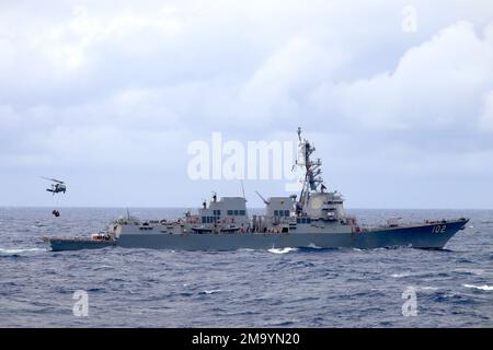 220521-O-NR876-238 MER DES PHILIPPINES (21 mai 2022) un hélicoptère MH-60s Seahawk, affecté à l'Escadron de combat de la mer (HSC) 21, détachement 8, transporte des palettes de fournitures du navire de combat littoral de la classe Independence USS Charleston (LCS 18) au destroyer de la classe Arleigh Burke USS Sampson (DDG 102). Charleston, qui fait partie du Destroyer Squadron (DESRON) 7, est sur un déploiement rotatif, opérant dans la zone d'exploitation de la flotte américaine 7th pour améliorer l'interopérabilité avec les partenaires et servir de force de réaction prête à l'appui d'une région libre et ouverte Indo-Pacifique. Banque D'Images