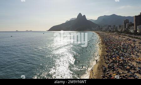 Rio de Janeiro, Brésil. 17th janvier 2023. De nombreuses personnes apprécient une journée à la plage d'Ipanema à des températures élevées. Dimanche, la soi-disant température du feutre dans la métropole brésilienne a atteint 55 degrés Celsius. Credit: Lorrana Penna/dpa/Alay Live News Banque D'Images