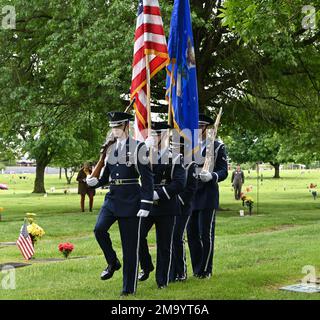 Les membres de la garde d'honneur de Whiteman marchent en position de présenter des couleurs à l'hymne national lors de la cérémonie de pose du Lt. Whiteman au cimetière du parc commémoratif de Sedalia, Missouri, 21 mai 2022. La Garde d'honneur de Whiteman a participé à la cérémonie pour rendre hommage au lieutenant George A. Whiteman 2nd, qui était la première casualité aérienne de la Guerre mondiale de 2 Banque D'Images