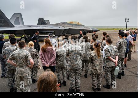 La patrouille aérienne civile locale de long Island, les scouts et les groupes de scouts visitent l'équipe de démonstration F-22 pour en apprendre davantage sur l'équipe de démonstration, le Raptor F-22, et la Force aérienne avant le 21 mai 2022 du spectacle aérien de Bethpage, à l'aéroport MacArthur de long Island, à New York. L'équipe de démonstration F-22 rencontre des jeunes du monde entier qui s'efforcent d'inspirer la curiosité et l'intérêt pour l'aviation. Banque D'Images