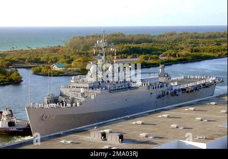 Quart de port vue de l'arc de la marine américaine (USN) CLASSE AUSTIN : QUAIS DE TRANSPORT AMPHIBIE, USS TRENTON (LPD 14), montrant les marins qui se brancheraient sur les rails alors que le navire est assisté par un bateau à remorqueurs commercial, tout en accolant à Port Everglades, Floride (FL), pendant la célébration annuelle de la semaine de la flotte. Base: Port Everglades État: Floride (FL) pays: Etats-Unis d'Amérique (USA) Banque D'Images