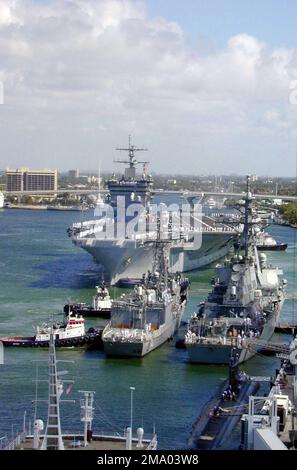 Vue panoramique sur le port de Port Everglades, Floride (FL), montrant les navires de la marine américaine (USN) effectuant des opérations d'amarrage. Sur la photo, la CLASSE ENTERPRISE : porte-avions, USS ENTERPRISE (CVN 65); la CLASSE OLIVER HAZARD PERRY; LE DESTROYER DE MISSILE GUIDÉ, USS SIMPSON (FFG 56), la CLASSE ARLEIGH BURKE (VOL I): LE DESTROYER DE MISSILE GUIDÉ (AEGIS), USS MITSCHER (DDG 57); et la CLASSE LOS ANGELES; USS Submarine, MIAMI (SSN 755). Base: Port Everglades État: Floride (FL) pays: Etats-Unis d'Amérique (USA) Banque D'Images