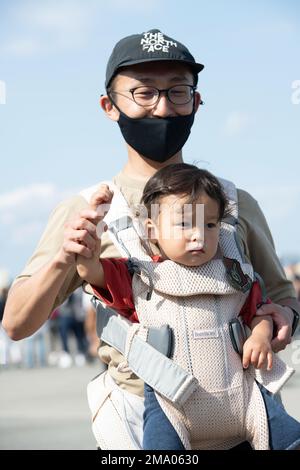 Les participants se sont coulées pendant le festival de l'amitié 2022, à la base aérienne de Yokota, au Japon, à 22 mai. Le festival de deux jours a été l'occasion pour les visiteurs d'en apprendre davantage sur le partenariat bilatéral entre les États-Unis et le Japon, tout en renforçant les liens entre Yokota et les communautés locales. Yokota a pu accueillir l'événement avec le soutien de la Force d'autodéfense du Japon, des services de sa sœur et de la communauté locale. Banque D'Images