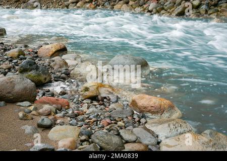 Turquoise de la rivière Whangaehu qui coule sur et à travers le terrain rocheux de l'île du Nord de la Nouvelle-Zélande. Banque D'Images