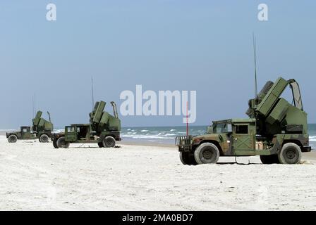 Trois corps des Marines des États-Unis (USMC) M1097 Avenger, système de aiguillon monté sur pied, affecté à Alpha Company, 2nd Escadron de défense aérienne de basse altitude (2LAAD), en place pendant l'exercice d'incendie du Bataillon (BNFEX), à Onslow Beach, Camp Lejeune, Caroline du Nord (NC). Base : base du corps marin, Camp Lejeune État : Caroline du Nord (NC) pays : États-Unis d'Amérique (USA) Banque D'Images