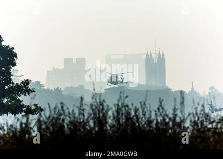 Décollage en hélicoptère d'un champ de paddy à l'aube dans la campagne Banque D'Images