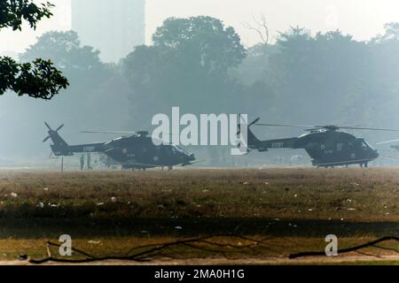 Kolkata, Inde 15 décembre 2022. Hélicoptère militaire est prêt à voler sur un sol dans une ville. Banque D'Images