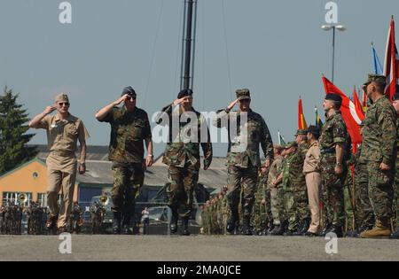 040519-F-0718S-103. [Complete] Scene Caption: Membres de la partie conjointe d'officier pour l'exercice ENSEMBLE ENDEAVOUR 2004, passer et revoir les troupes, pendant les cérémonies de clôture pour l'exercice COMBINÉ ENDEAVOUR 2004, à Lager Auenbach, Allemagne. L'exercice est un exercice parrainé par le Commandement européen des États-Unis (USEUCOM), conçu pour identifier et documenter l'interopérabilité entre l'Organisation du Traité d'Amérique du Nord (OTAN) et le Partenariat pour la paix (Partnership for Peace nations) et le commandement, le contrôle, les communications et l'informatique (C4). Photo de gauche à droite : CAPITAINE (CAPT) de la MARINE AMÉRICAINE (USN) Stephen A. Ewell; Lieutenant de vaisseau allemand Gene Banque D'Images