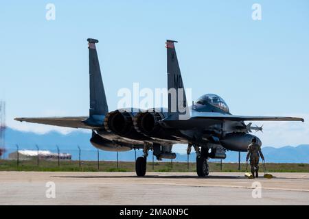 Les aviateurs du groupe d'entretien de l'aile de chasseurs 366th, base aérienne de Mountain Home, Idaho, reçoivent et entretiennent des avions après les opérations de vol pendant l'exercice Raging Gunfighter 22-2, à la base aérienne de Hill, Utah, 21 mai 2022. Raging Gunfighter démontre la nécessité pour notre force de pouvoir s’intégrer rapidement, établir des logistiques et des communications au sein d’un hub de commandement et de contrôle d’un théâtre, recevoir des forces de suivi, continuer à générer la mission et projeter la puissance de combat dans tous les domaines. Banque D'Images